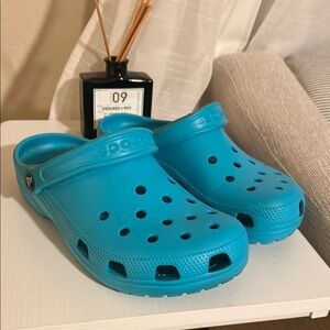 CROCS Unisex Blue clogs size M-7   W-9